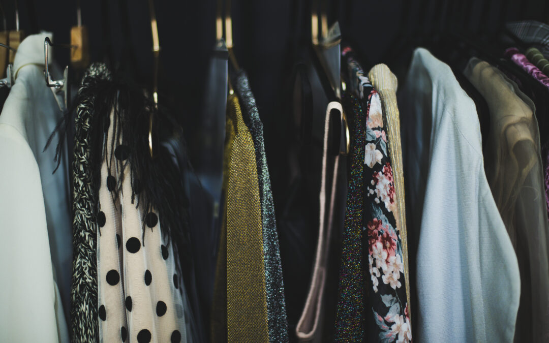 Des vêtements sont sur cintres